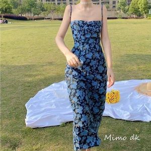 New beautiful flowery dress. I’m 5’1 and the dress is a bit too long for me.